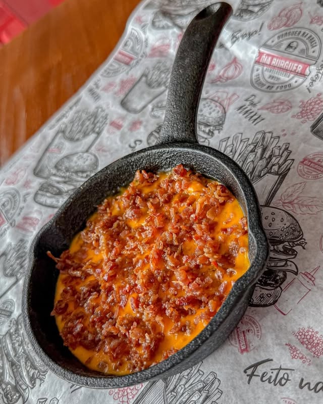 Prato quente com queijo gratinado