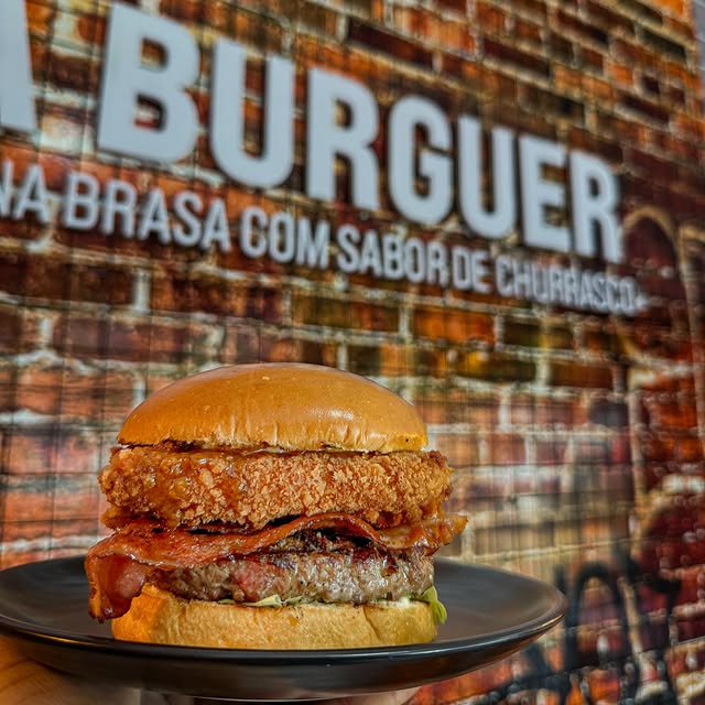 Hambúrguer em destaque com letreiro ao fundo